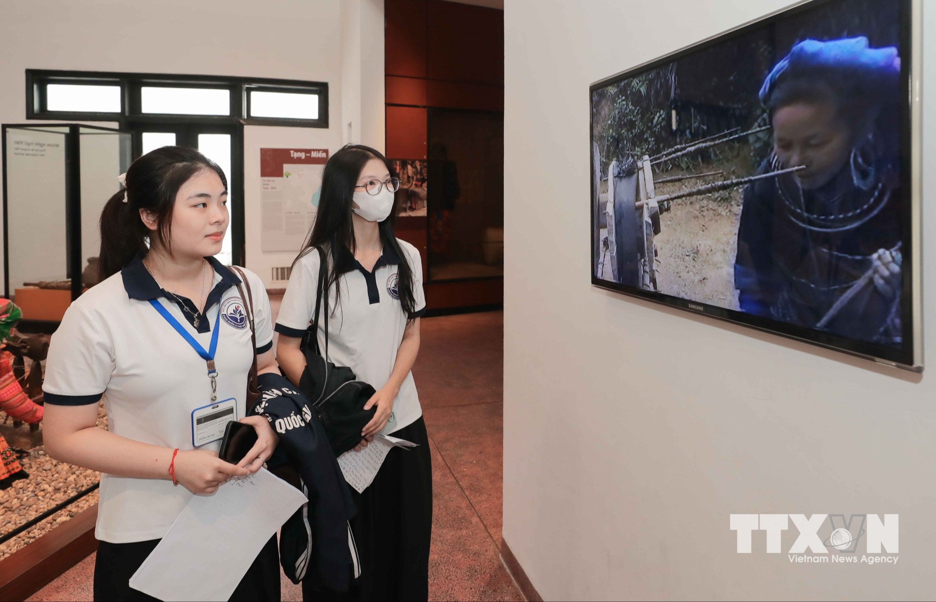 Bảo tàng Dân tộc học Việt Nam kết hợp trưng bày hiện vật với các phương thức giới thiệu trực quan, góp phần giúp công chúng tìm hiểu đời sống, phong tục và bản sắc văn hóa của cộng đồng 54 dân tộc Việt Nam. (Ảnh: Phan Phương/TTXVN)